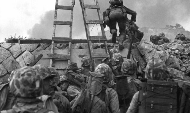 Marines scaling walls at Inch'on